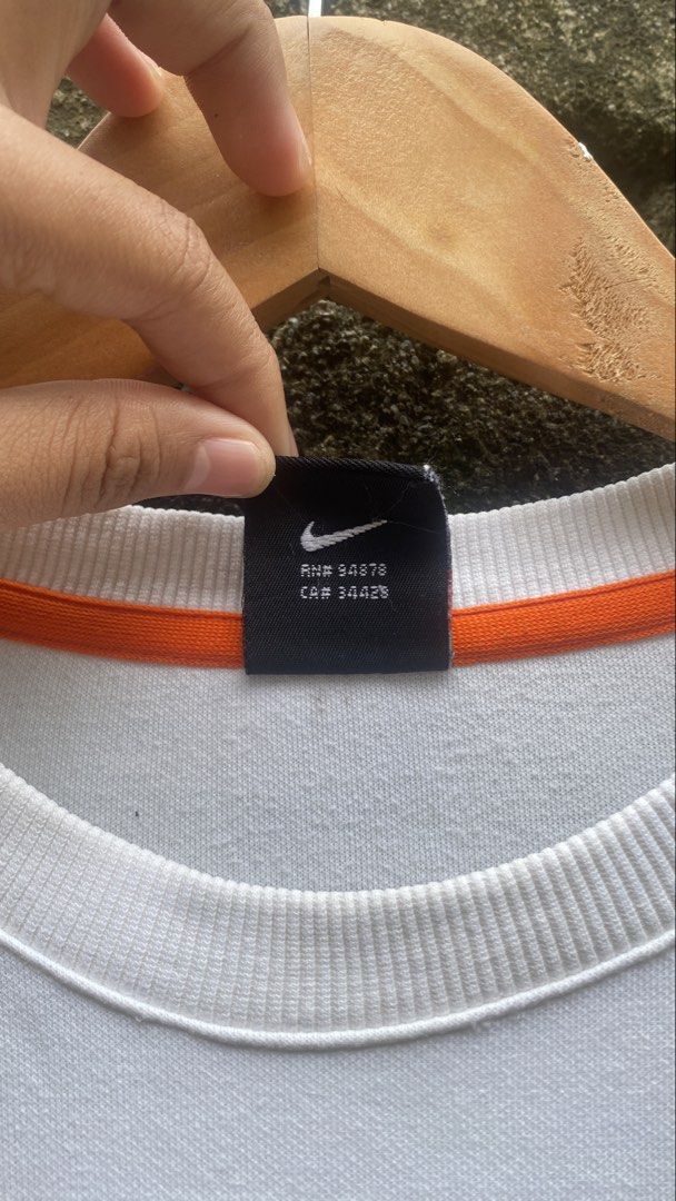 VINTAGE Y2K NIKE SWEATER (Category: Announcements) located in Calamba. Submitted by foundthrift (Listing ID 1461384771, Image 3). Description: VINTAGE NIKE SWEATER Condition.excellent W 22 L 27 Size. Large on tag Color rate 9/10 issue. Minimal stain Price: 1200 php Plus shipping fee Loc calamba laguna - Color may vary due the lighting - Payment first Gcash/Paymaya - No Cod - Shipping via J&T express - Check details before dm me .
