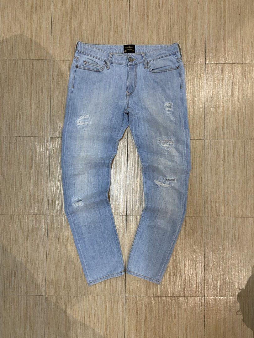 Vivienne Westwood Jeans Authentic (Category: Jeans) located in Legazpi City. Submitted by luxrystreet (Listing ID 1461456166, Image 1). Description: ▪️Vivienne Westwood Jeans Authentic🔥 ▪️WAIST: 28-33 ▪️LENGHT: 38 ▪️LEG OPENING: 6 ▪️IN EXCELLENT CONDITION ▪️COLOR MAY VARY DUE TO LIGHTING ▪️MANAGE YOUR EXPECTATIONS ▪️CRISPY CONDIII CAN PROVIDE OTHER PICTURES UPON REQUEST ISSUE(S): NONE.