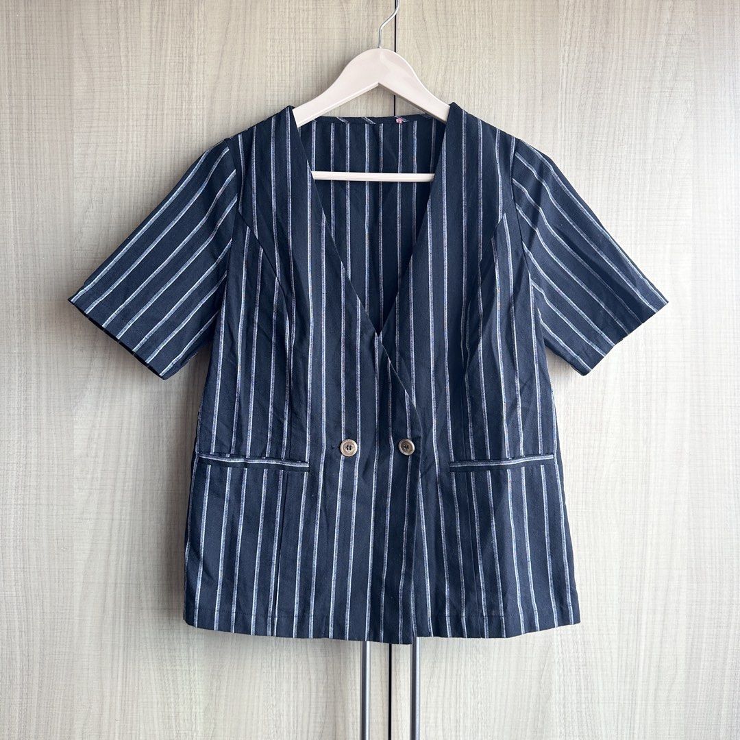 V-neck Double-breasted Top (Category: Others Tops) located in Makati City. Submitted by alilbitofeverything.ph (Listing ID 1461367008, Image 1). Description: 📍Makati Size: small No flaws.