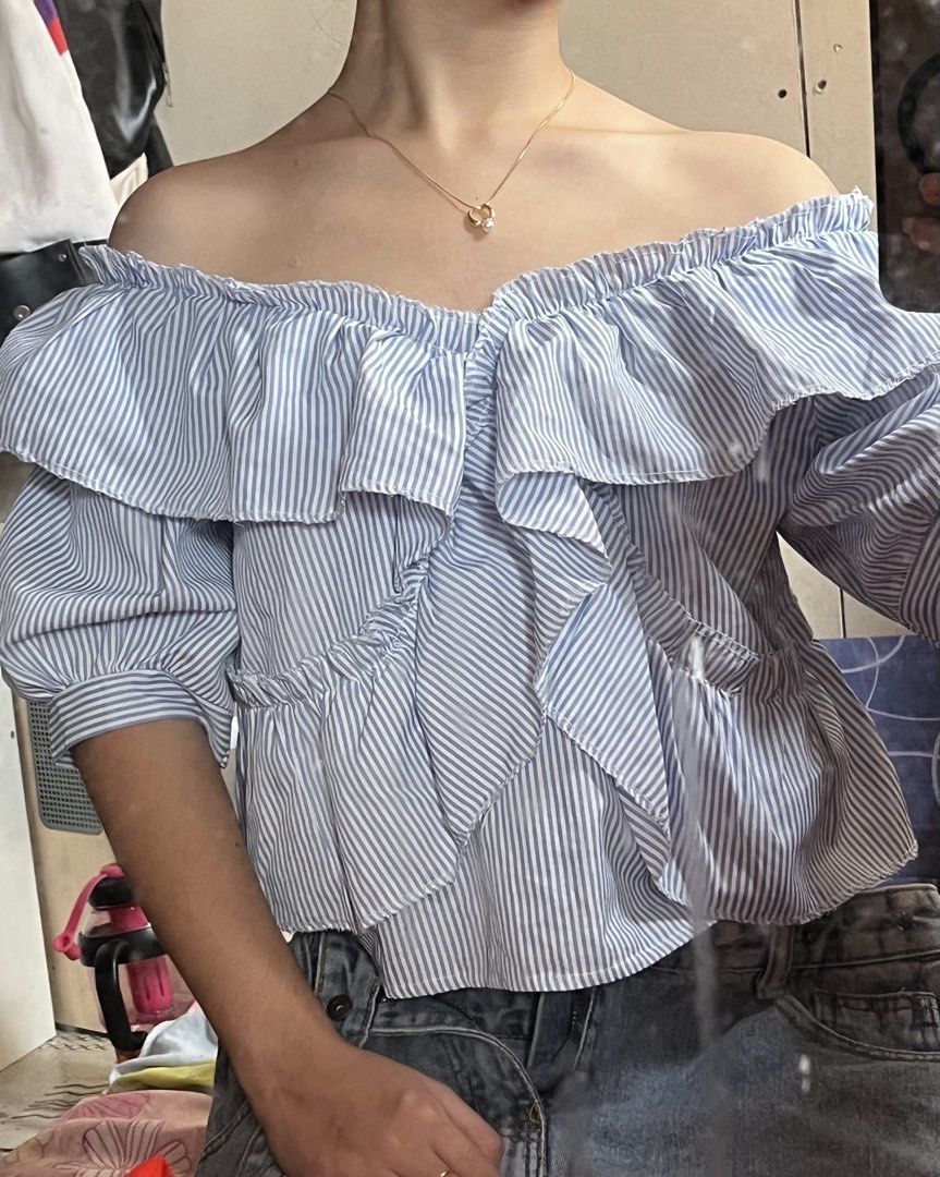 V-neck Striped Blouse (Category: Blouses) located in Santa Rosa. Submitted by aienoa.clo (Listing ID 1461424137, Image 2). Description: Blue and white striped short-sleeve ruffle V-neck blouse. Size S-M Santa Rosa, Laguna. Condition: Like new, never wore this outside. Rfs: Decluttering Never ko sinuot bcs feeling ko hindi siya bagay sa ‘kin..