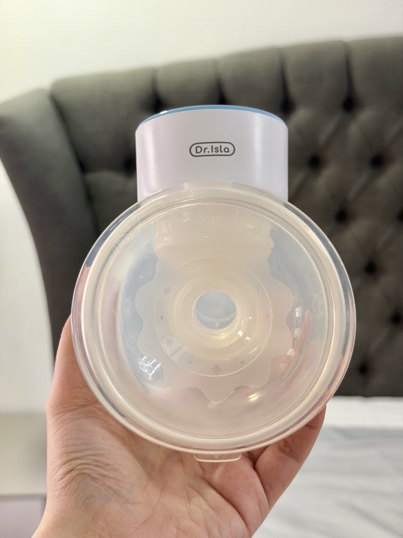 Wearable Breast Pump (Category: Breastfeeding & Bottle Feeding) located in Caloocan City. Submitted by clamartsss45031 (Listing ID 1461431689, Image 2). Description: Lightly used only.