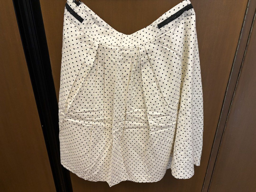 White and Black Polka Dot Skirt (Category: Skirts) located in San Fernando. Submitted by yunie_corn (Listing ID 1461354947, Image 3). Description: ✅ Still in good condition ✅ Waist - 30 in ✅ Length - 19 in ✅ Payment through GCash or BDO 📍Pampanga.