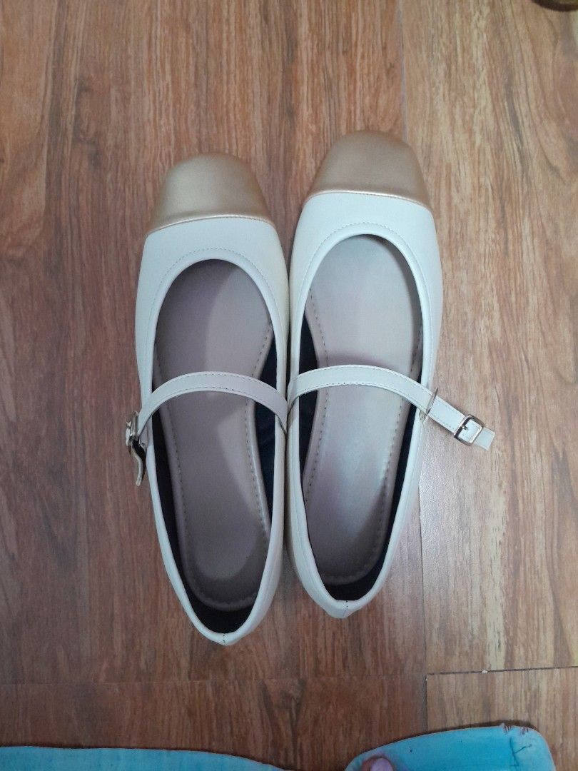 White and Gold Cap Toe Mary Jane Flats (Category: Flats & Sandals) located in Bocaue. Submitted by qqqrs (Listing ID 1461397361, Image 1). Description: 27cm super comfy, may padding sa loob mismo i really love the shoes kasi ang comfy pero super laki sakin. nilagyan ko shoe inserts pero its so awkward looking kasi kita yung toes ko kasi nga super laki sakin :(( pls buy nyo na to kesa matambak sakin :(( .