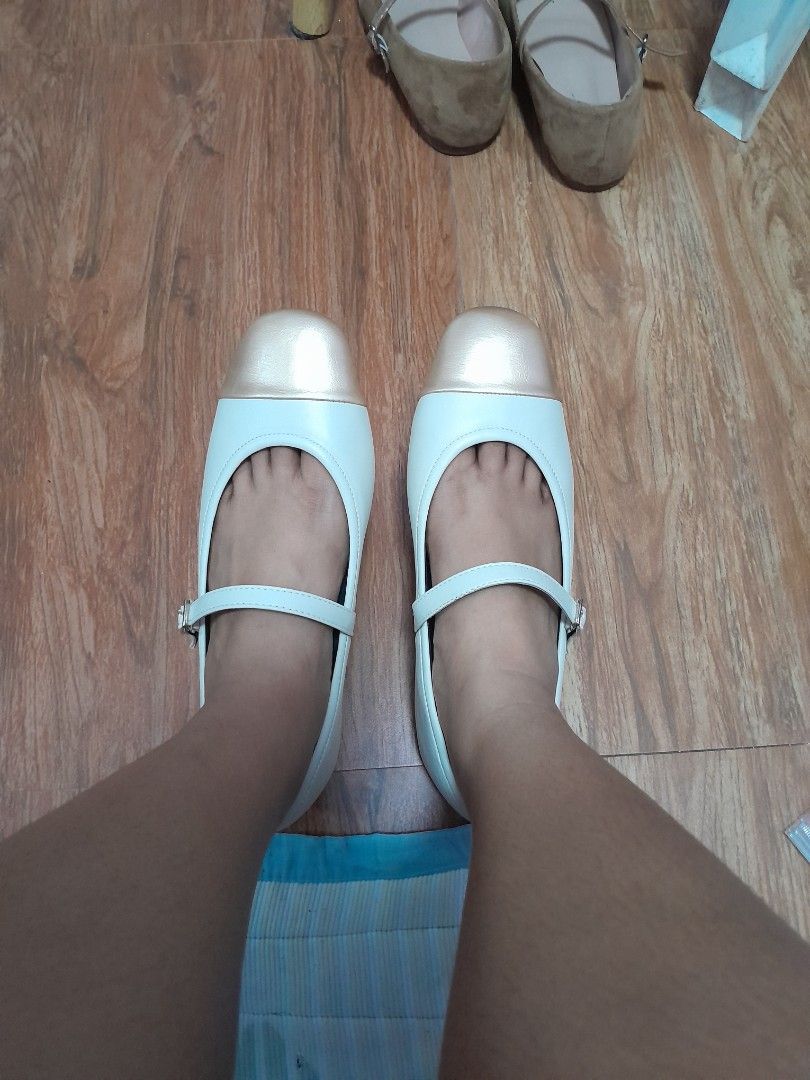 White and Gold Cap Toe Mary Jane Flats (Category: Flats & Sandals) located in Bocaue. Submitted by qqqrs (Listing ID 1461397361, Image 2). Description: 27cm super comfy, may padding sa loob mismo i really love the shoes kasi ang comfy pero super laki sakin. nilagyan ko shoe inserts pero its so awkward looking kasi kita yung toes ko kasi nga super laki sakin :(( pls buy nyo na to kesa matambak sakin :(( .