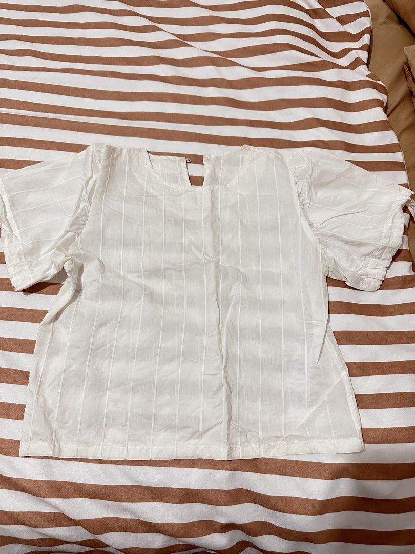 White Blouse (Category: Blouses) located in Valenzuela. Submitted by shopbychacha (Listing ID 1461392528, Image 1). Description: White Blouse Can fit from XS to S.
