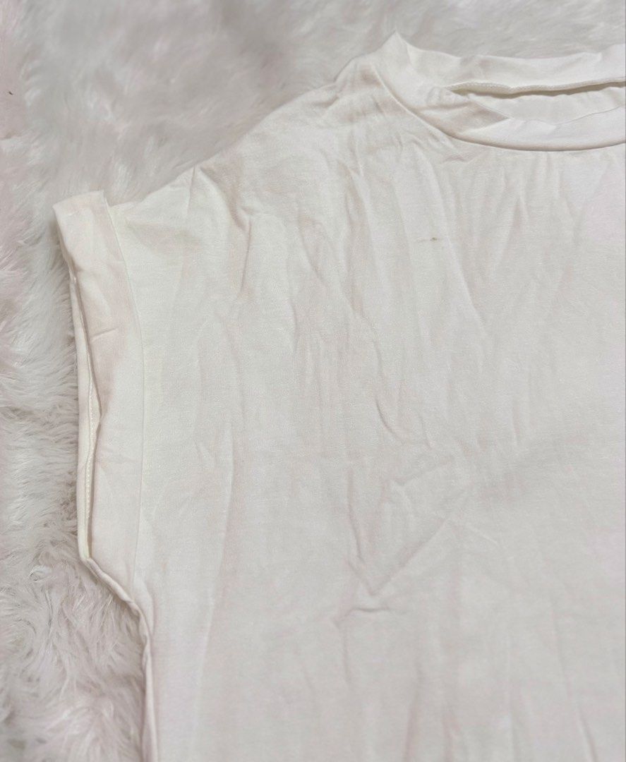White Crop Top Medium (Category: Blouses) located in Aglipay. Submitted by nnayam23_05 (Listing ID 1461510203, Image 2). Description: .