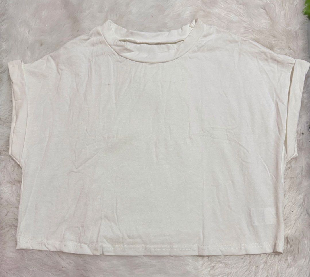 White Crop Top Medium (Category: Blouses) located in Aglipay. Submitted by nnayam23_05 (Listing ID 1461510203, Image 1). Description: .