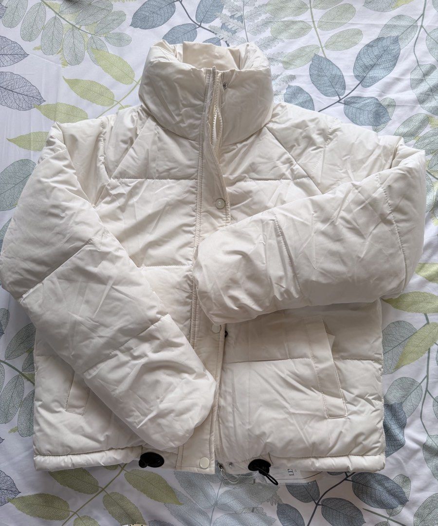White Cropped Puffer Jacket (Category: Coats, Jackets and Outerwear) located in Cainta. Submitted by coatclosetph (Listing ID 1460414904, Image 3). Description: - Super cute white cropped puffer jacket - Zip-up front with button closure - Two convenient side pockets - Adjustable hem with toggles for a customized fit - Ideal for layering, pairs well with skirts or jeans -medium Cainta lo.