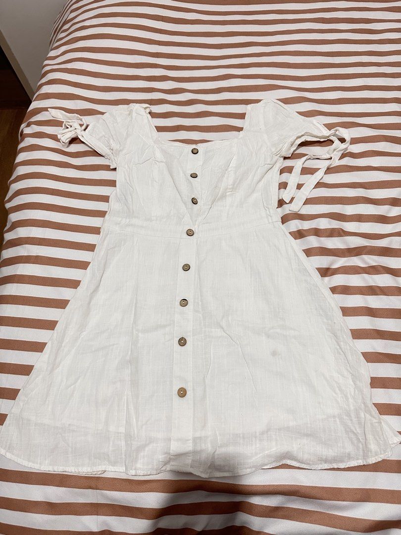 White Dress (Category: Dresses) located in Valenzuela. Submitted by shopbychacha (Listing ID 1461373042, Image 1). Description: Shein White Dress Can fit from XS to S.