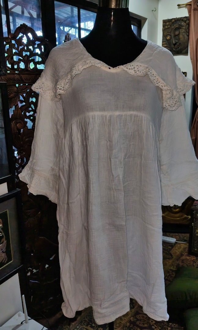 White dress (Category: Dresses) located in Cebu City. Submitted by ayeenr (Listing ID 1461558894, Image 1). Description: white like a maternity dress.