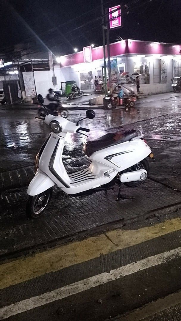 White Electric Scooter (Category: Skates, Rollerblades & Scooters) located in Manila. Submitted by zenhawk_2d3bf2 (Listing ID 1461363010, Image 1). Description: - White electric scooter - Vespa-inspired design - Ideal for city commuting - Comfortable seating - Perfect for short trips - Ready for its new owner.