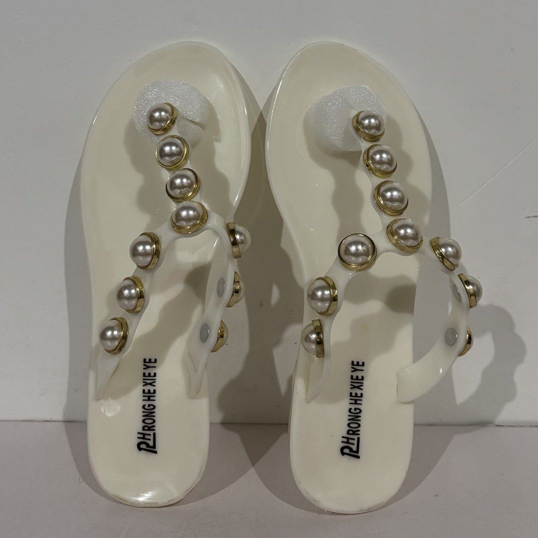White Jelly-style Flat Flip-flop Sandals (Category: Flats & Sandals) located in Cavite. Submitted by nanangonlineshop (Listing ID 1461451933, Image 1). Description: 📌 White Jelly-style Flat Flip-flop Sandals 🏷️ P150 ✅ Size: 6 ⚠️ POLICY: ❌ NO COD ✅ AS IS, WHERE IS ✅ FIRST PAY BASIS ✅ MINE NOW, PAY NOW ✅ 3-DAYS HOLD ONLY. UNPAID RESERVATIONS ARE VOIDED. 📍 Location: Cavite 👉 WE SHIP NATIONWIDE (LUZON, VISAYAS & MINDANAO) ✅ MOP: Bank Transfer (BP