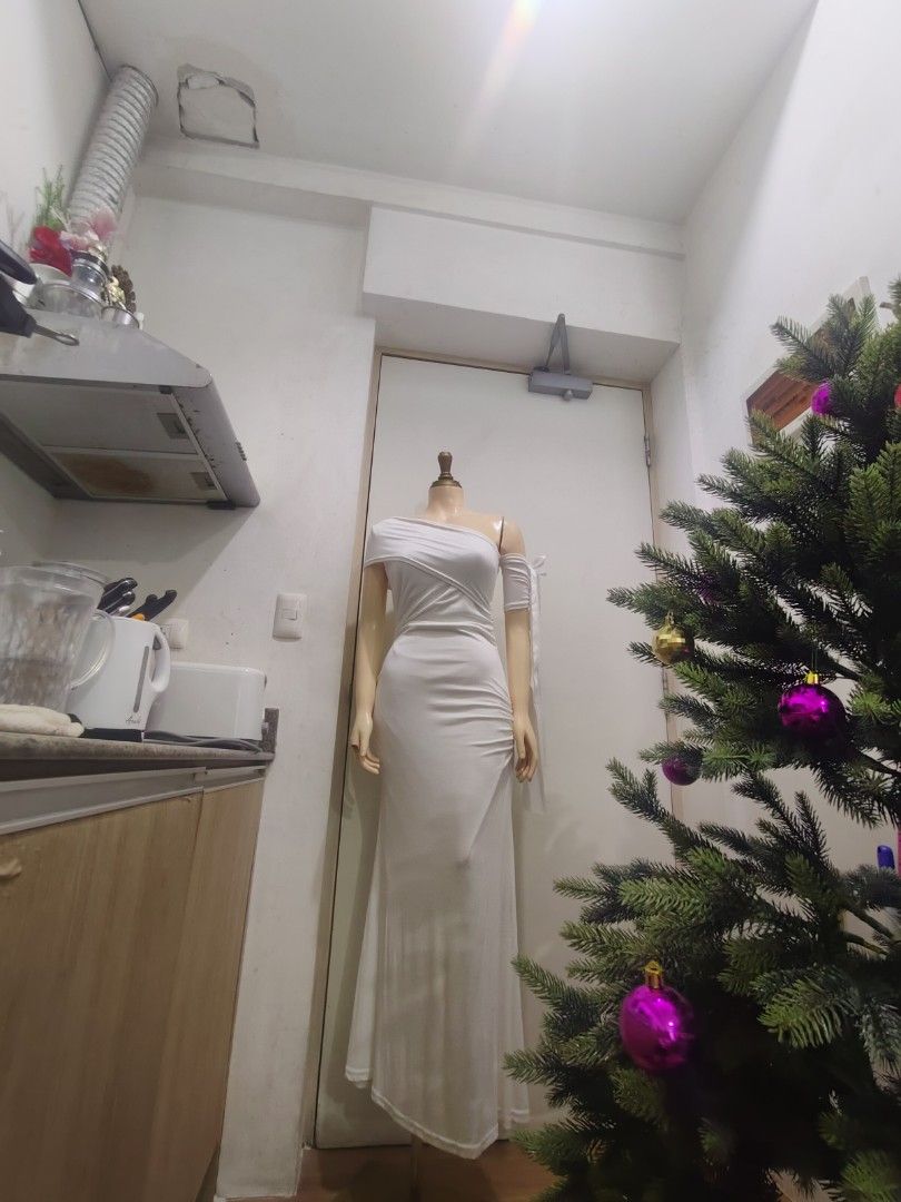White long knitted Dress (Category: Dresses) located in Manila. Submitted by deleonhann57311 (Listing ID 1461488728, Image 3). Description: small.