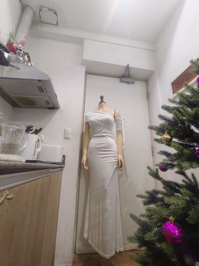 White long knitted Dress (Category: Dresses) located in Manila. Submitted by deleonhann57311 (Listing ID 1461488728, Image 1). Description: small.