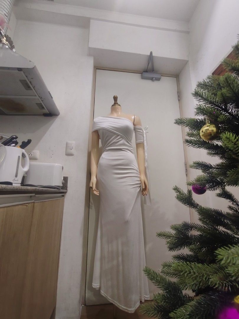 White long knitted Dress (Category: Dresses) located in Manila. Submitted by deleonhann57311 (Listing ID 1461488728, Image 2). Description: small.