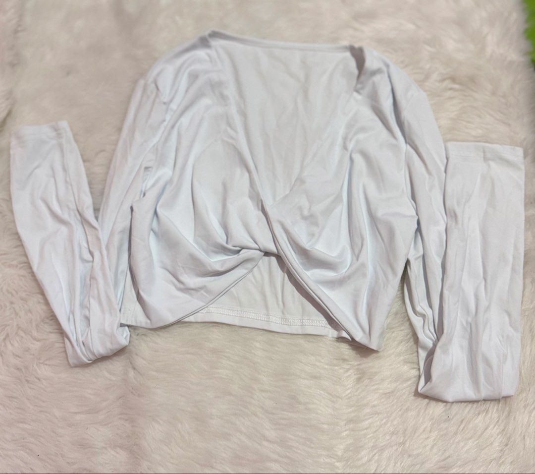 White Long Sleeve Crop Top (Category: Longsleeves) located in Aglipay. Submitted by nnayam23_05 (Listing ID 1461516407, Image 2). Description: .
