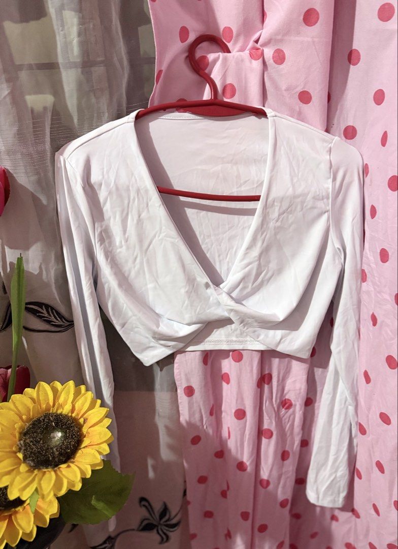 White Long Sleeve Crop Top (Category: Longsleeves) located in Aglipay. Submitted by nnayam23_05 (Listing ID 1461516407, Image 1). Description: .