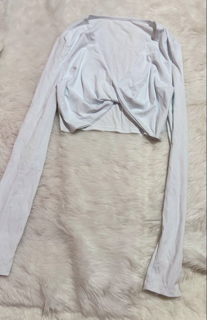 White Long Sleeve Crop Top (Category: Longsleeves) located in Aglipay. Submitted by nnayam23_05 (Listing ID 1461516407, Image 3). Description: .