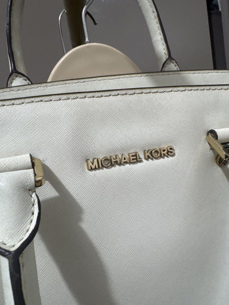 White Michael Kors Two Way Bag (Category: Cross-body Bags) located in Mexico. Submitted by studioleraph (Listing ID 1461465959, Image 2). Description: 🏷️ Brand: Michael Kors 👜 The actual item being sold is the original bag shown in the product photos. Small differences in color, texture, or details may occur. 💌 Condition: • Preloved; Have flaws • Please manage expectations as these are vintage/pre-owned pieces. • Colors may vary slightly due t