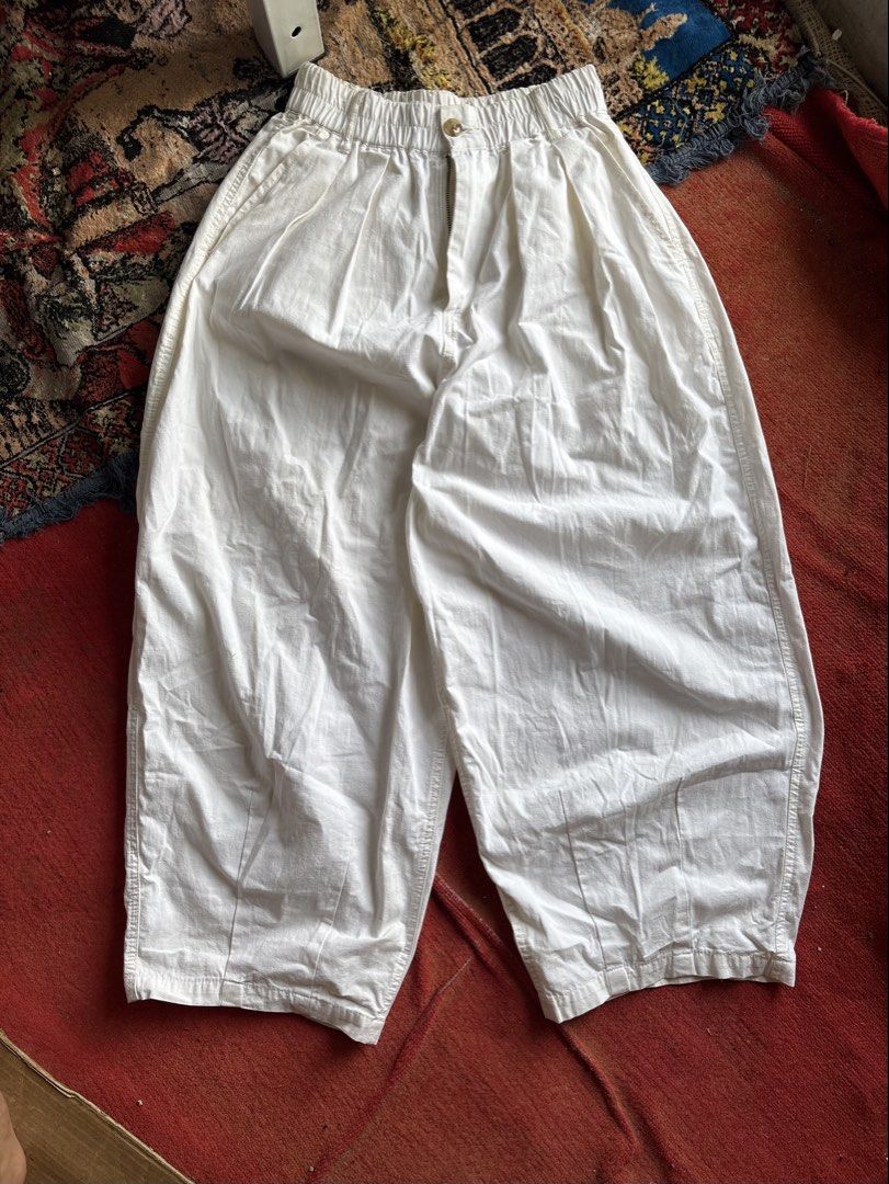 White Pleated Barrel Pants (Category: Jeans) located in Pasay City. Submitted by namastenamstenamaste (Listing ID 1461384572, Image 1). Description: White Pleated Barrel Pants Baggy No issue W: 26-32 L: 37 Thighs: 16 Legop: 10 +sf.