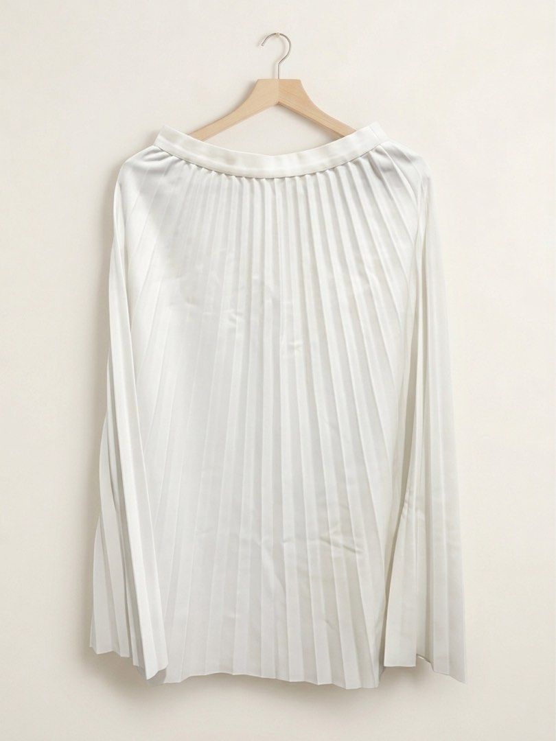White Pleated Maxi Skirt (Category: Skirts) located in Cavite. Submitted by roseanneposie (Listing ID 1461375434, Image 1). Description: - White pleated midi skirt - Smooth waistband - Evenly spaced pleats for a flowy silhouette - Great for dressing up or down - Perfect for summer or layering - Fits to S-M - Used once.