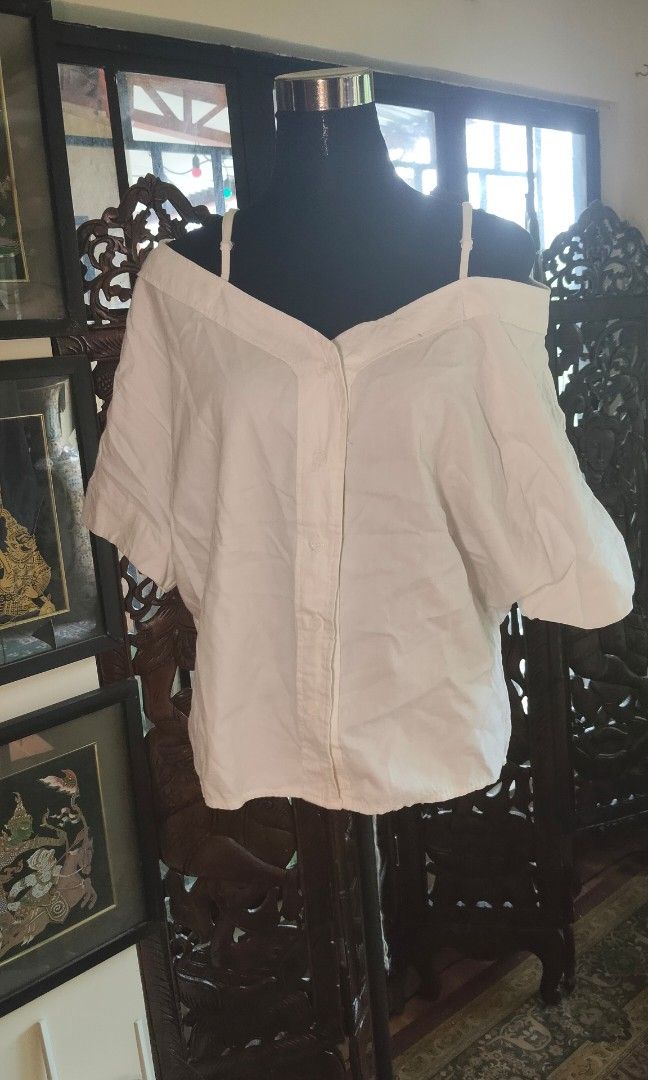 White polo (Category: Coats, Jackets and Outerwear) located in Cebu City. Submitted by ayeenr (Listing ID 1461342400, Image 2). Description: .
