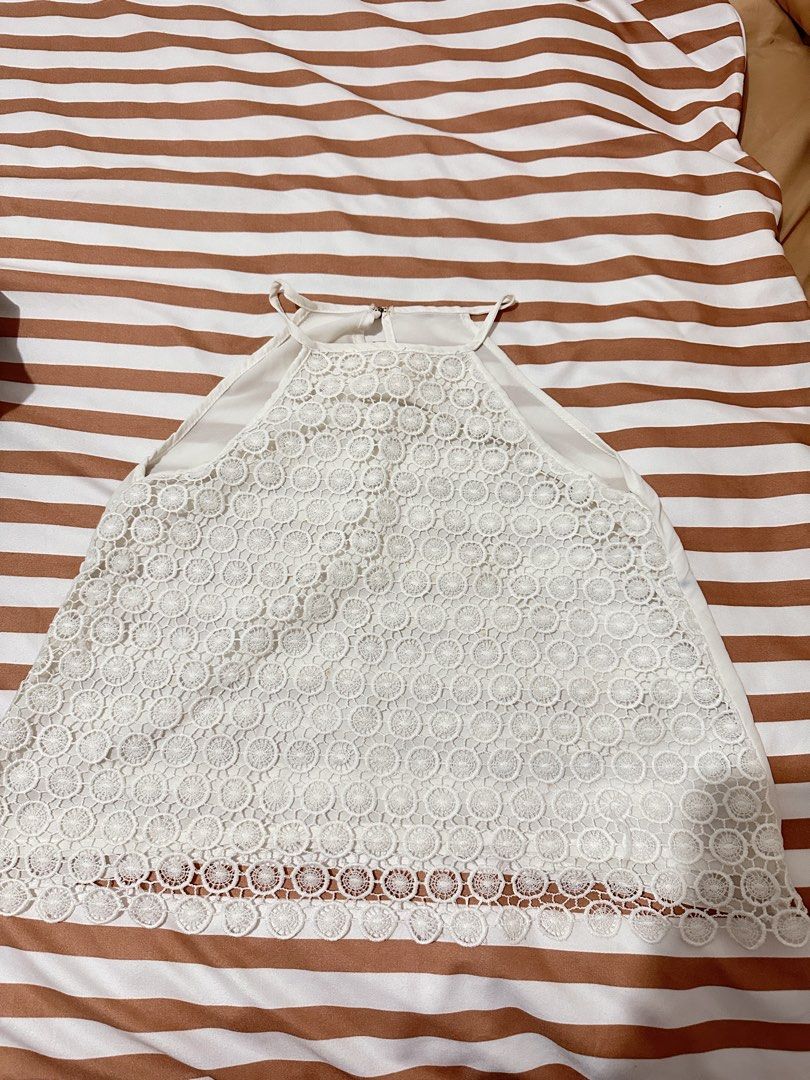White sleeveless Top (Category: Sleeveless) located in Valenzuela. Submitted by shopbychacha (Listing ID 1461392793, Image 1). Description: White sleeveless Top Can fit from XS to S.