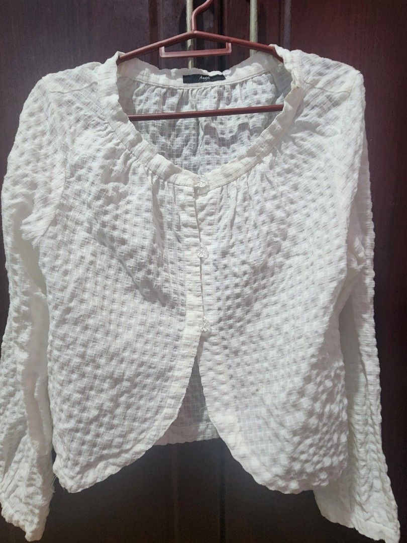 White Textured Puff Sleeve Top (Category: Blouses) located in Muntinlupa City. Submitted by yanyan1888 (Listing ID 1461372543, Image 1). Description: - Chic white top with a unique textured, crinkled fabric. - Features stylish puff sleeves for a feminine touch. - Elegant round neckline adorned with small button details. - Tag indicates size small, ideal for a petite fit. - Versatile piece, perfect for elevating your everyday casual wear..