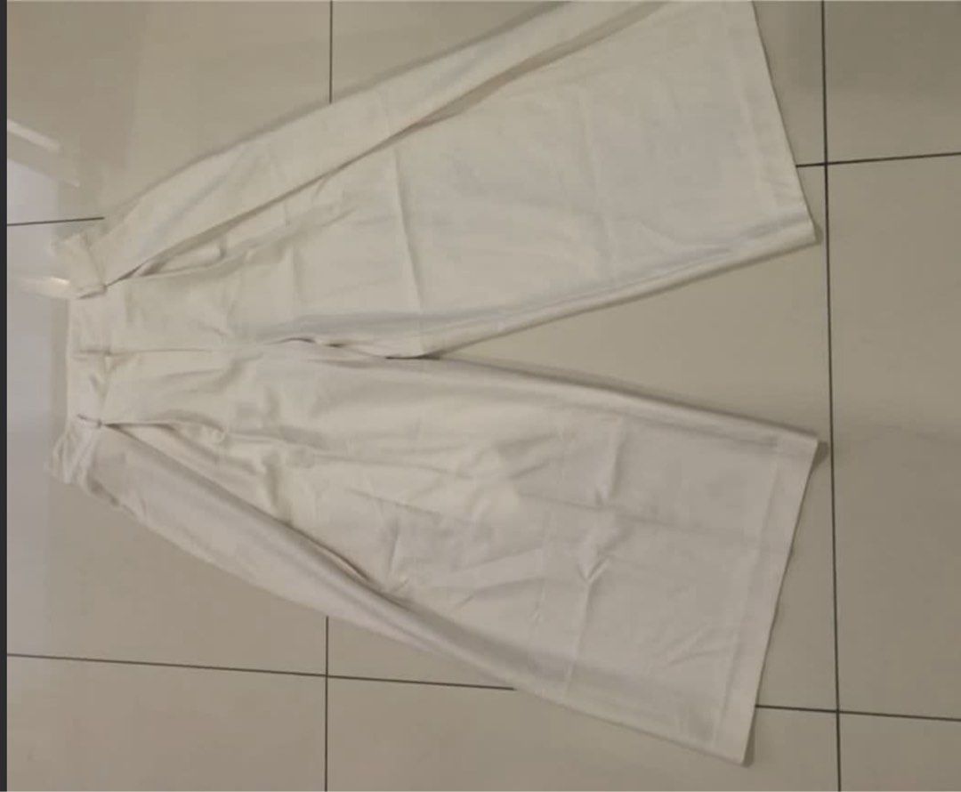 White Wide Leg Pleated Pants Size S (Category: Other Bottoms) located in Manila. Submitted by decluterthings888 (Listing ID 1461326748, Image 1). Description: - White wide leg pants - High-waisted with front pleats - Tag indicates size S - Perfect for dressing up or down - Comfortable fit.
