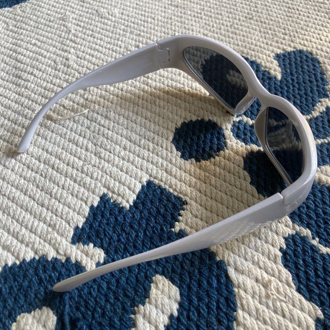White Wrap Around Sunglasses (Category: Sunglasses & Eyewear) located in Tanay. Submitted by marvinbendania (Listing ID 1461337122, Image 3). Description: - Cool white wrap-around sunglasses - Dark lenses for excellent sun protection - Shiny white frame - Sporty and adventurous look - Ideal for sunny days out.