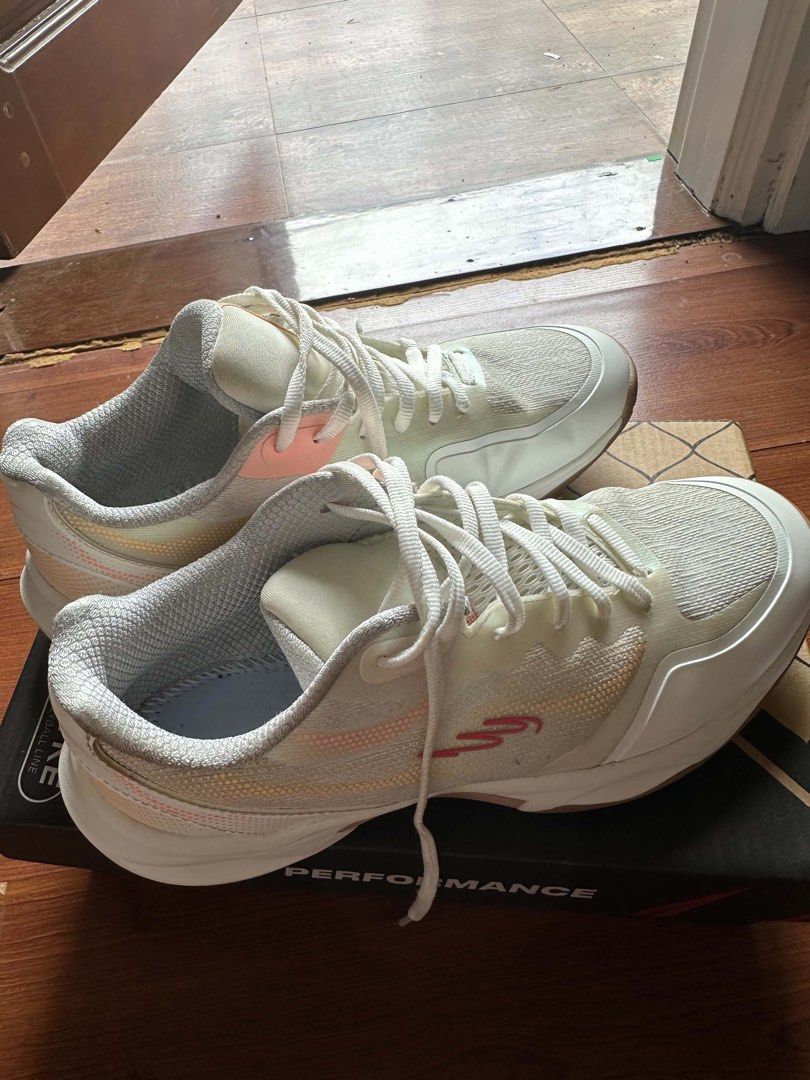 World Balance Aura Strike Low (Category: Sneakers) located in Nagcarlan. Submitted by diannesuazo (Listing ID 1461538548, Image 3). Description: Size: 25cm Feature: Mesh, Levilite insole system Advantage: Comfortability and breathability Relieve impact, soft cushioning Superior traction High density eva foam superior cushioning Durable rubber gumsole *Good for volleyball, tennis and pickleball RFS: extra shoes.
