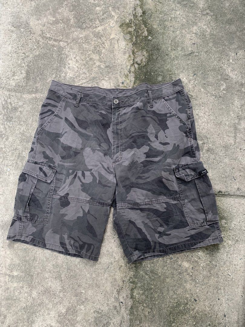 wrangler cumo cargo (Category: Shorts) located in Manila. Submitted by katric1231695 (Listing ID 1461442636, Image 1). Description: wrangler cargo cumo six pocket no issue good condition color rate 9/10 size 40 Cavite location 400+SF JNT courier .