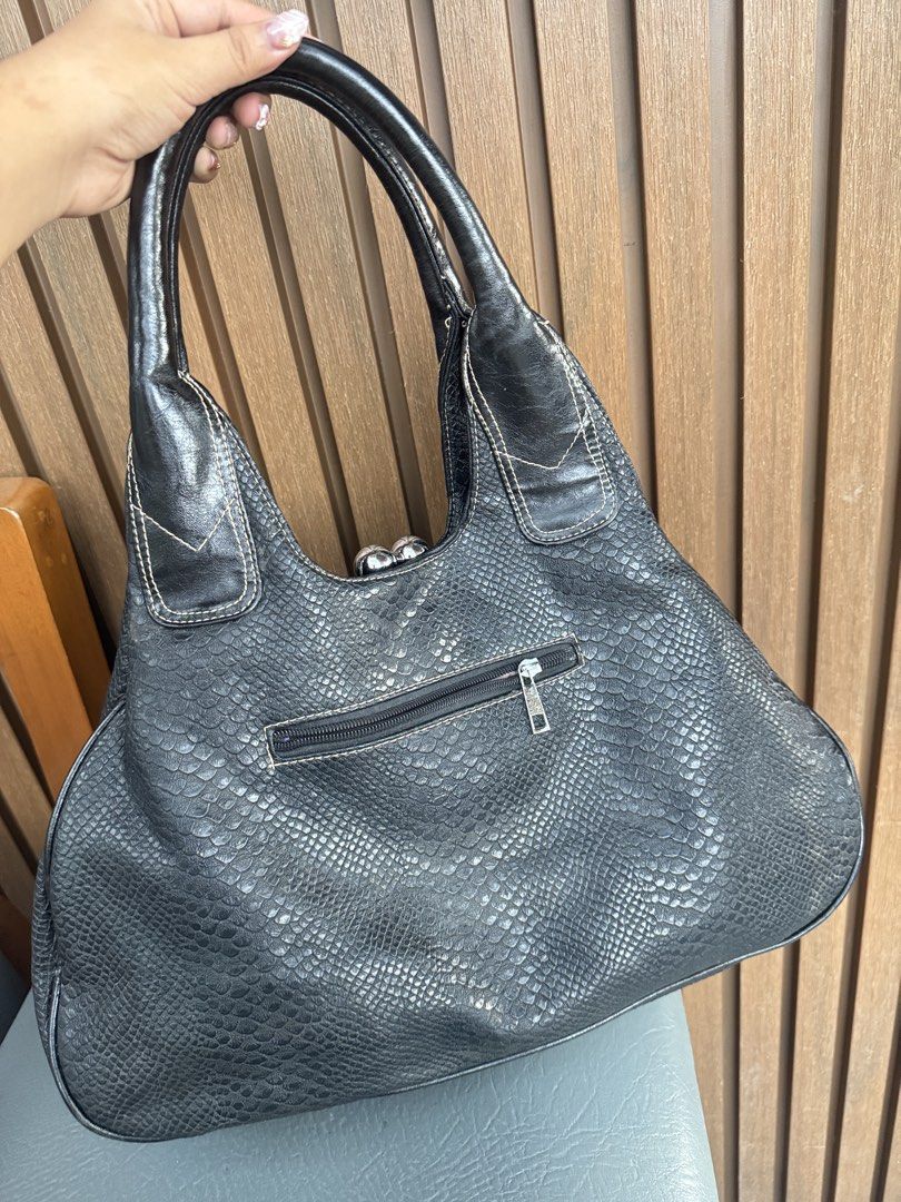 Y2K hobo bag (Category: Tote Bags) located in Calamba. Submitted by ninakyla (Listing ID 1461423718, Image 2). Description: .