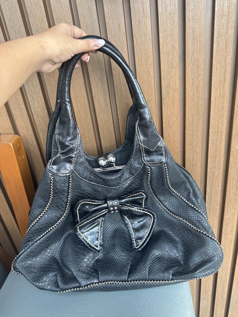 Y2K hobo bag (Category: Tote Bags) located in Calamba. Submitted by ninakyla (Listing ID 1461423718, Image 1). Description: .