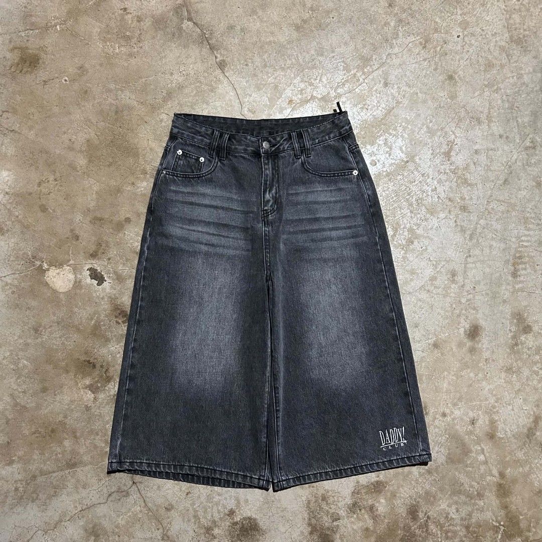 Y2k Long Jorts (Category: Activewear) located in Manila. Submitted by arvinnn_ (Listing ID 1461355608, Image 1). Description: Y2k Long Jorts Size Xl on tag Waist 30 Length 29 Hem 12.5 Excellent Condition No Issue 550+sf Antipolo, Rizal.