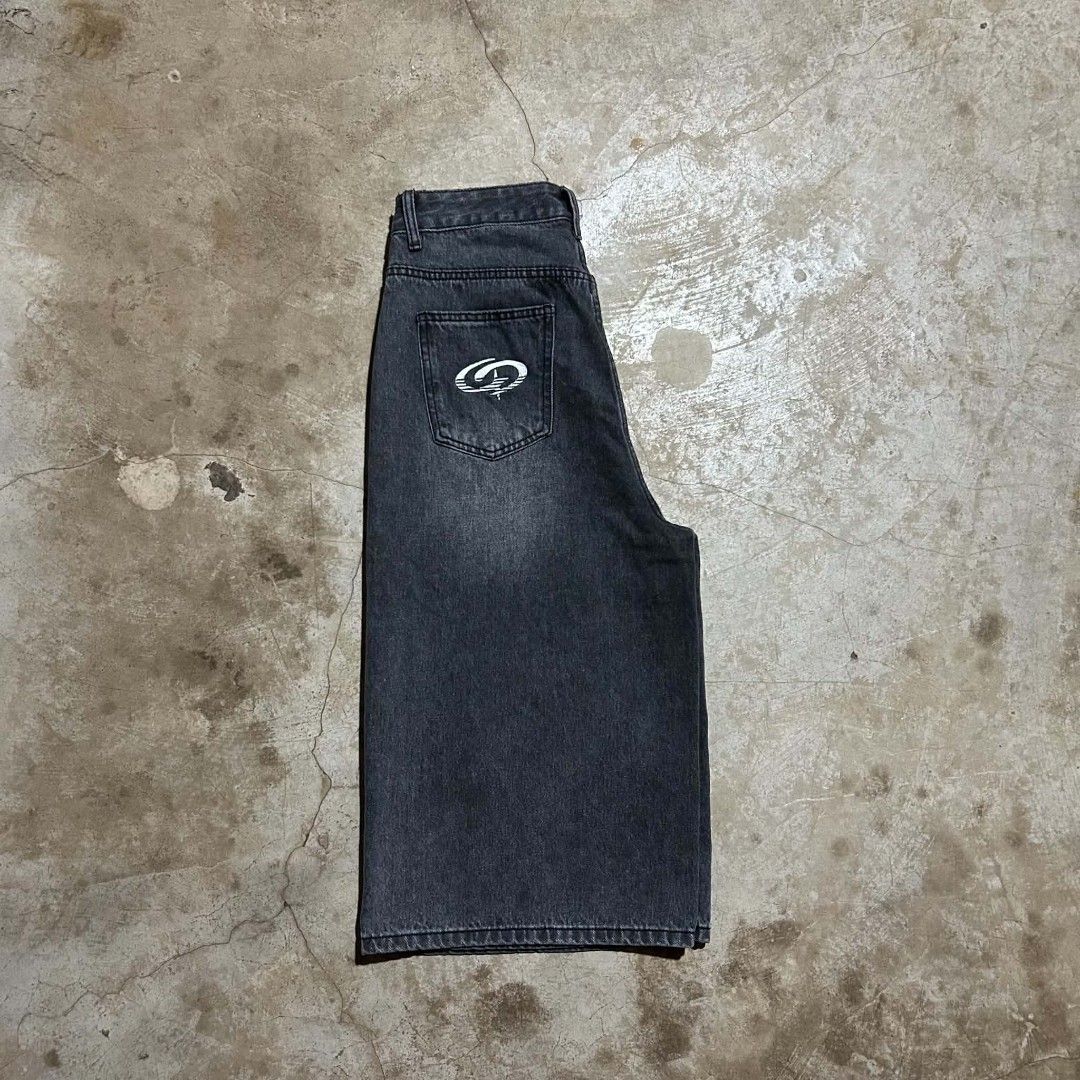 Y2k Long Jorts (Category: Activewear) located in Manila. Submitted by arvinnn_ (Listing ID 1461355608, Image 3). Description: Y2k Long Jorts Size Xl on tag Waist 30 Length 29 Hem 12.5 Excellent Condition No Issue 550+sf Antipolo, Rizal.