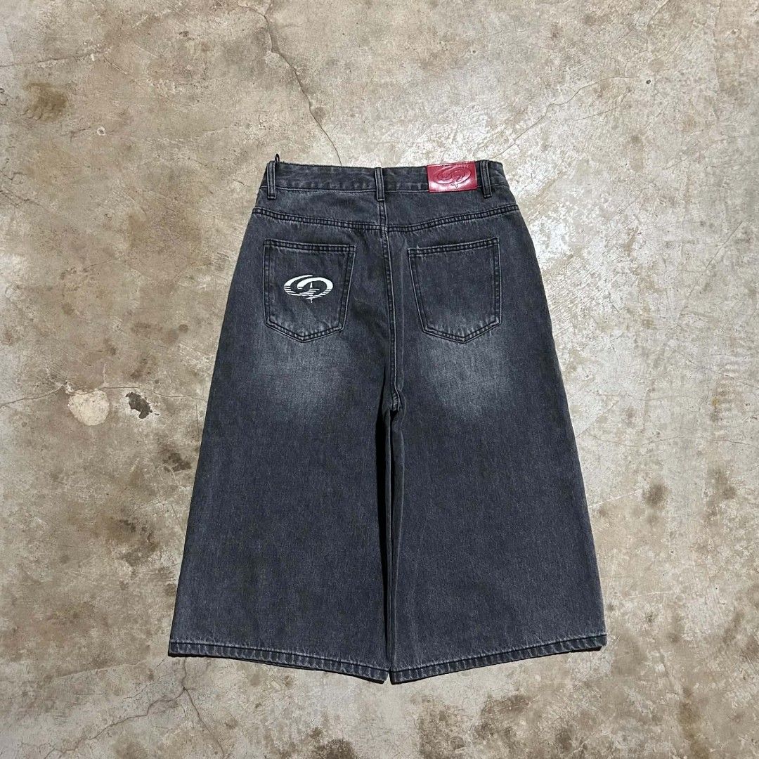 Y2k Long Jorts (Category: Activewear) located in Manila. Submitted by arvinnn_ (Listing ID 1461355608, Image 2). Description: Y2k Long Jorts Size Xl on tag Waist 30 Length 29 Hem 12.5 Excellent Condition No Issue 550+sf Antipolo, Rizal.