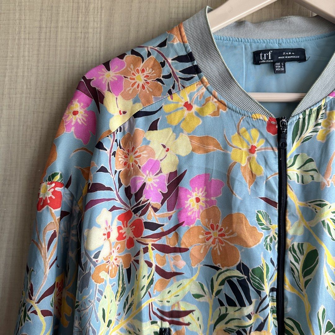 ZARA - Floral Satin Jacket (Category: Coats, Jackets and Outerwear) located in Makati City. Submitted by alilbitofeverything.ph (Listing ID 1461372984, Image 3). Description: 📍Makati Brand: Zara Size on tag: large No flaws.