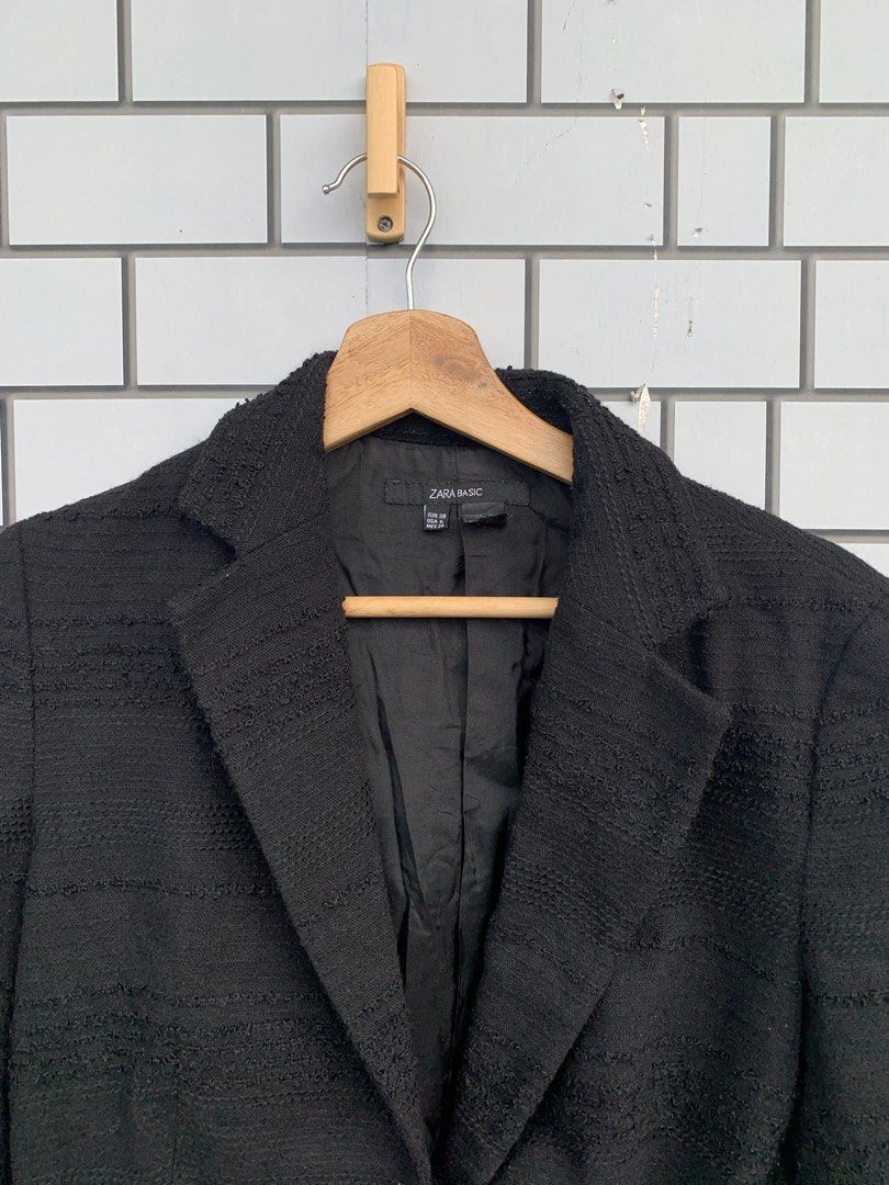 Zara Basic Blazer (Category: Coats, Jackets and Outerwear) located in Tumpat. Submitted by ry4n_store (Listing ID 1461377321, Image 3). Description: Saiz Tag :38 Pit :15.5 Labuh :21.5 Bahu :16 Tangan :23 Condition : 9/10 Defect : refer photo detail ( ) Postage DFOD JNT #65.