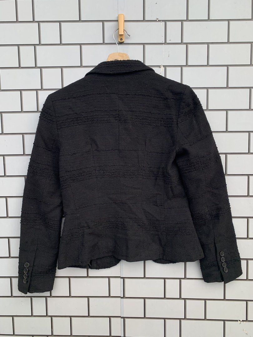 Zara Basic Blazer (Category: Coats, Jackets and Outerwear) located in Tumpat. Submitted by ry4n_store (Listing ID 1461377321, Image 2). Description: Saiz Tag :38 Pit :15.5 Labuh :21.5 Bahu :16 Tangan :23 Condition : 9/10 Defect : refer photo detail ( ) Postage DFOD JNT #65.