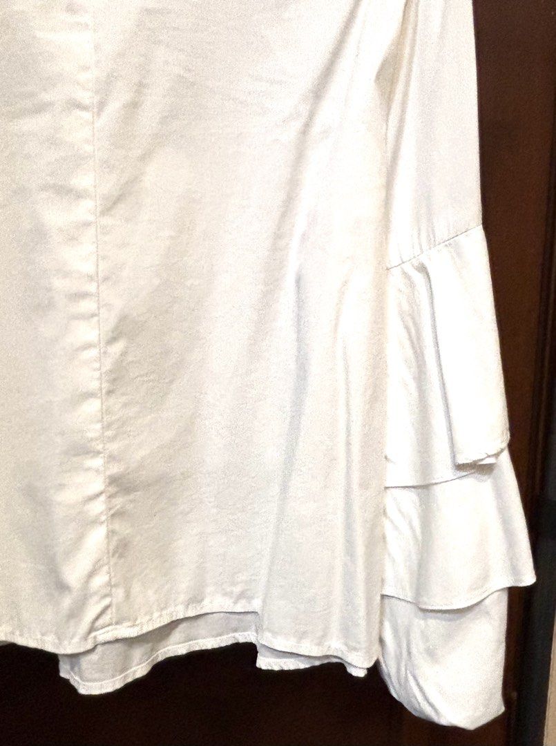 Zara Basic White Ruffle Sleeve Mock Neck Blouse XS (Category: Blouses) located in Quezon City. Submitted by thyca (Listing ID 1461482607, Image 3). Description: - Zara Basic white long sleeve blouse - Mock neck with back zip closure - Features stylish tiered ruffle sleeves - Perfect for dressing up or down - Comfortable and chic - RFS: Declutterring - Price negotiable .