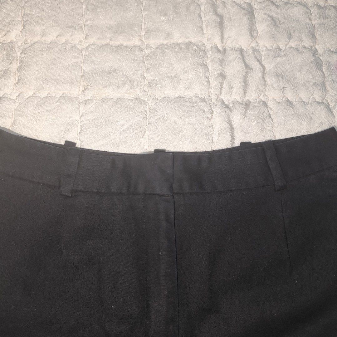 ZARA Black High Waisted Tailored Shorts (Category: Shorts) located in Bacolod City. Submitted by dearicawho.56 (Listing ID 1461472350, Image 2). Description: - Zara black tailored shorts - High-waisted fit - Zip and hook & eye closure - Two front pockets - One back pocket - Versatile for dressing up or down 📏 Measurements Waist: 30inches Length: 15 inches 🧾Mode of payment: 💙Gcash 💚GoTyme 🖤Maya 📍 Bacolod City. Negros Occidental .