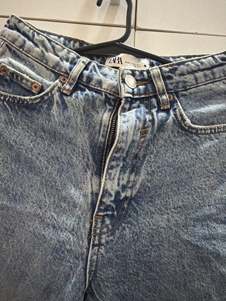 Zara denim mom jeans (Category: Jeans) located in Davao. Submitted by declutterbycenc (Listing ID 1461467495, Image 3). Description: Never used Size 34 Fits 24-26 waist.