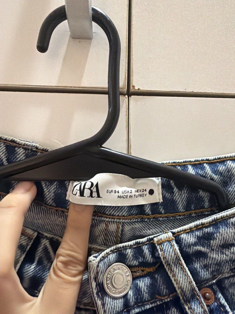 Zara denim mom jeans (Category: Jeans) located in Davao. Submitted by declutterbycenc (Listing ID 1461467495, Image 2). Description: Never used Size 34 Fits 24-26 waist.