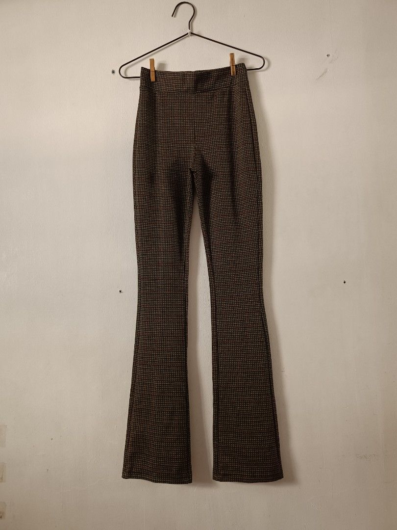 Zara Flared Trousers Houndstooth Pattern (Category: Other Bottoms) located in Manila. Submitted by shajanina.14 (Listing ID 1461468075, Image 1). Description: ZARA Original Preloved As good as new Small- US As per measuring tape, Waist- 25 to 34 inches Length- 43 inches .