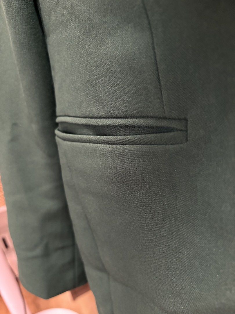 Zara Green Single Button Blazer (Category: Coats, Jackets and Outerwear) located in Quezon City. Submitted by frodo0905 (Listing ID 1461447443, Image 3). Description: - Classic green blazer from Zara - Single button closure - Two front pockets - Fully lined interior - Made in Morocco - Versatile for dressing up or down.