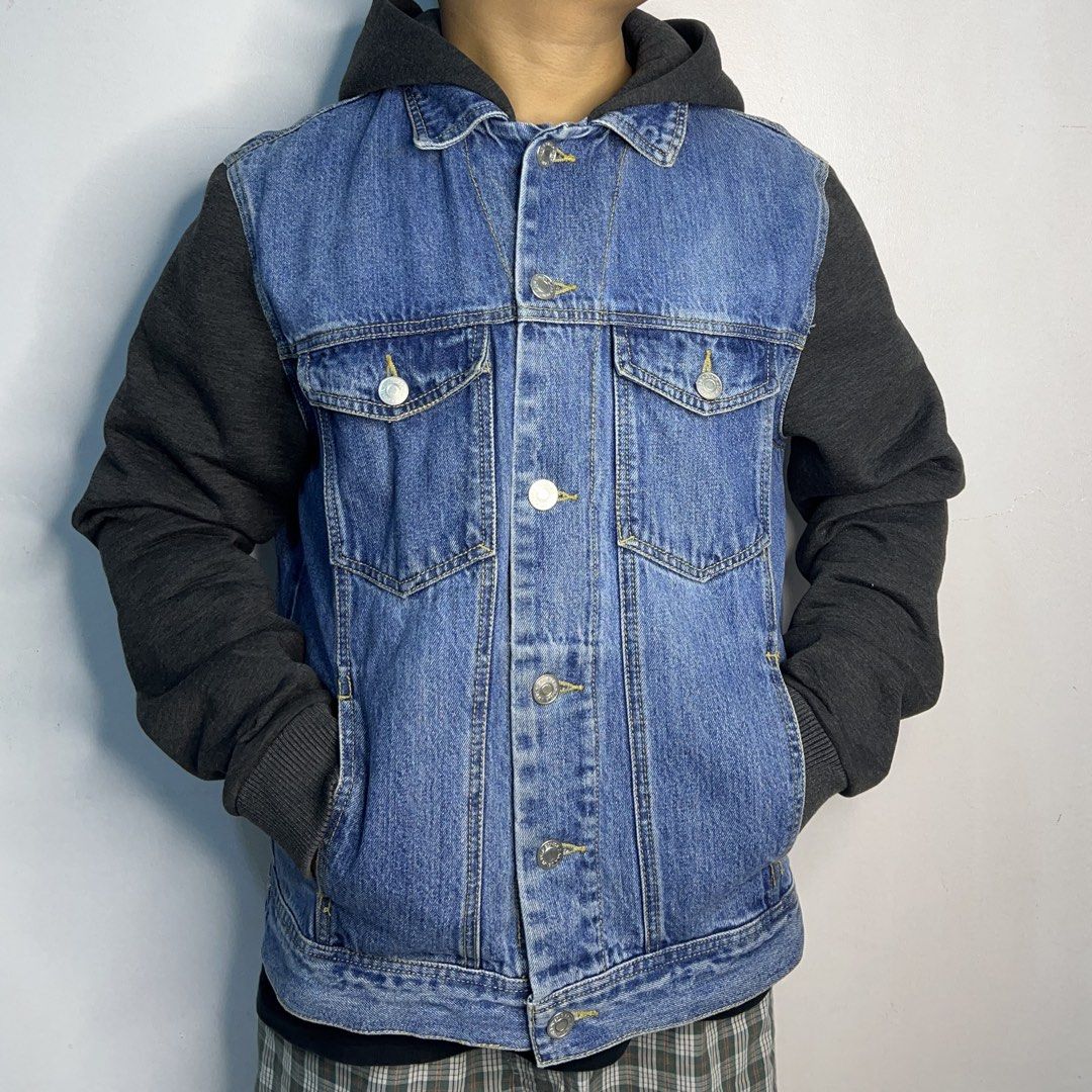 Zara Hooded Hybrid Denim Jacket (Category: Coats, Jackets and Outerwear) located in Subic. Submitted by refitted.ph (Listing ID 1461528171, Image 1). Description: Zara Hooded Hybrid Denim Jacket * Authentic / Legit💯 * Best Fit: Large * Width: 23 * Length: 27 * Color Rate: 10 * Like New Condition * No Issue❗️ PRICE: 800 + Shipping Fee Mode of Payment🧾: Cash/Gcash We Ship Nationwide🇵🇭 Courier 🚚: J&T / Door to Door 📍Subic , Zambales.