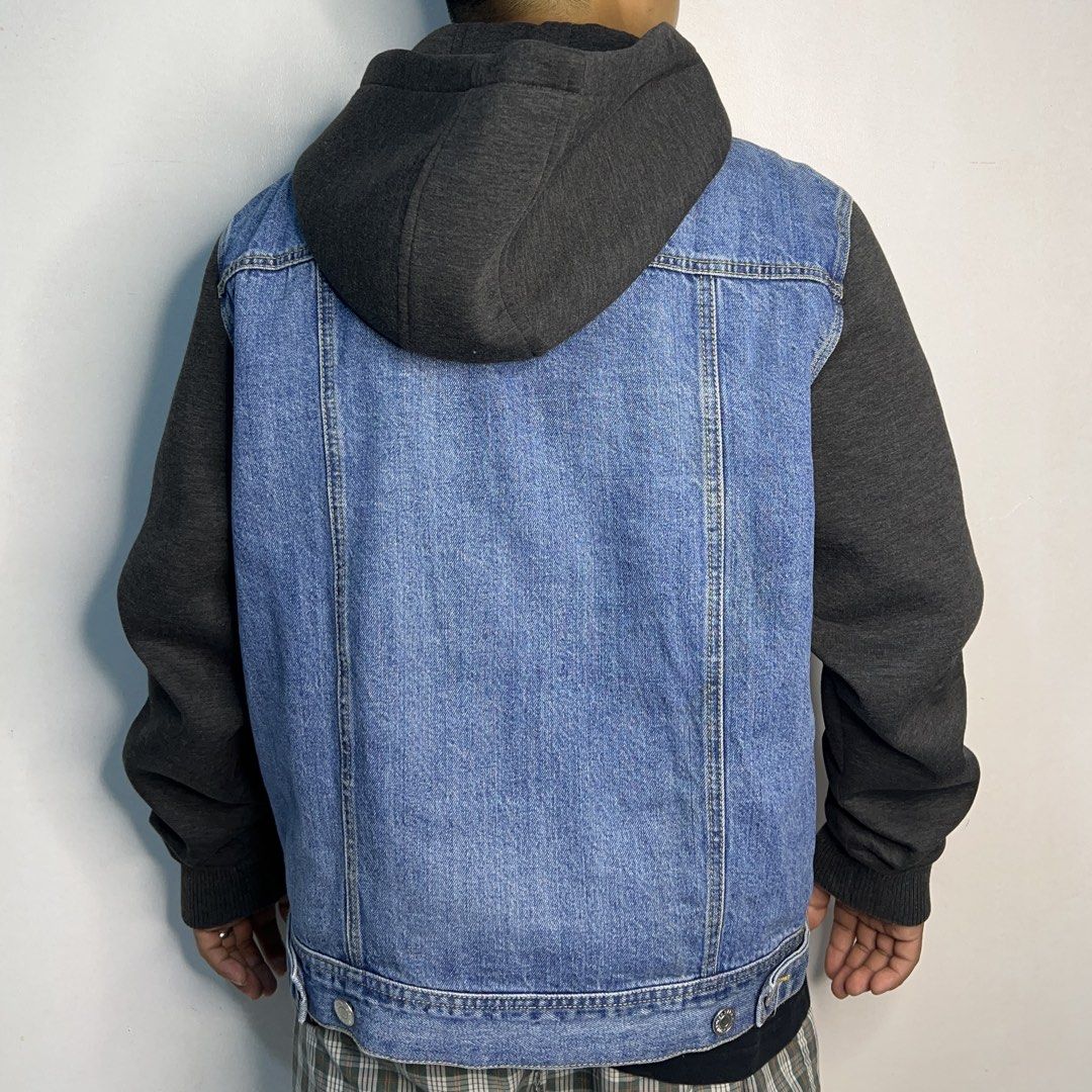 Zara Hooded Hybrid Denim Jacket (Category: Coats, Jackets and Outerwear) located in Subic. Submitted by refitted.ph (Listing ID 1461528171, Image 2). Description: Zara Hooded Hybrid Denim Jacket * Authentic / Legit💯 * Best Fit: Large * Width: 23 * Length: 27 * Color Rate: 10 * Like New Condition * No Issue❗️ PRICE: 800 + Shipping Fee Mode of Payment🧾: Cash/Gcash We Ship Nationwide🇵🇭 Courier 🚚: J&T / Door to Door 📍Subic , Zambales.