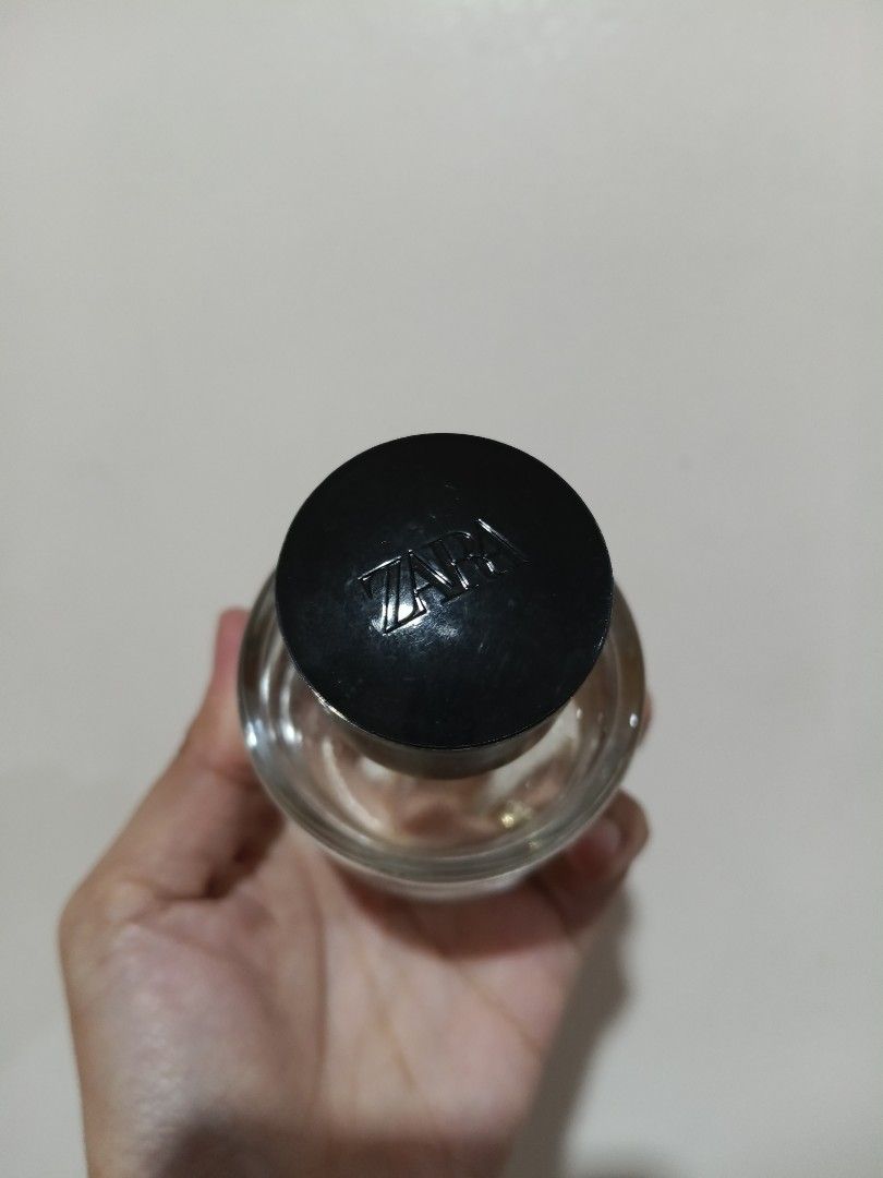 Zara Nuit Night Collection Perfume (Category: Fragrance & Deodorants) located in Quezon City. Submitted by mhiemime (Listing ID 1461468384, Image 2). Description: - Zara Nuit perfume from the exclusive Night Collection. - Features a clear liquid in a sleek glass bottle. - Topped with a stylish black cap embossed with 'ZARA'. - An ideal fragrance for your evening outings. -90ml bottle.