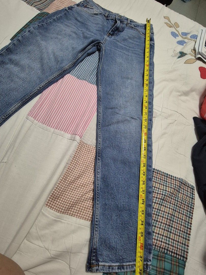 Zara The 90's Slim Jeans (Category: Jeans) located in Rodriguez. Submitted by DelaC (Listing ID 1461397858, Image 3). Description: - Zara 90's Slim Fit Jeans - Classic blue wash denim - Made in Turkey - Tag Size: EUR 36 / USA 4 / MEX 26 - Approximate Measurements: Waist 13" (flat), Inseam 30" - Ideal for everyday styling.